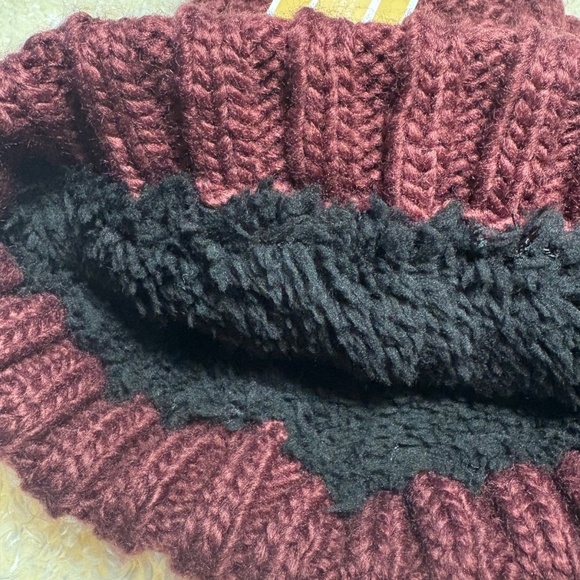NWT- MICHAEL KORS Burgundy chunky cable knit lined hat with pompom one size - Picture 3 of 6
